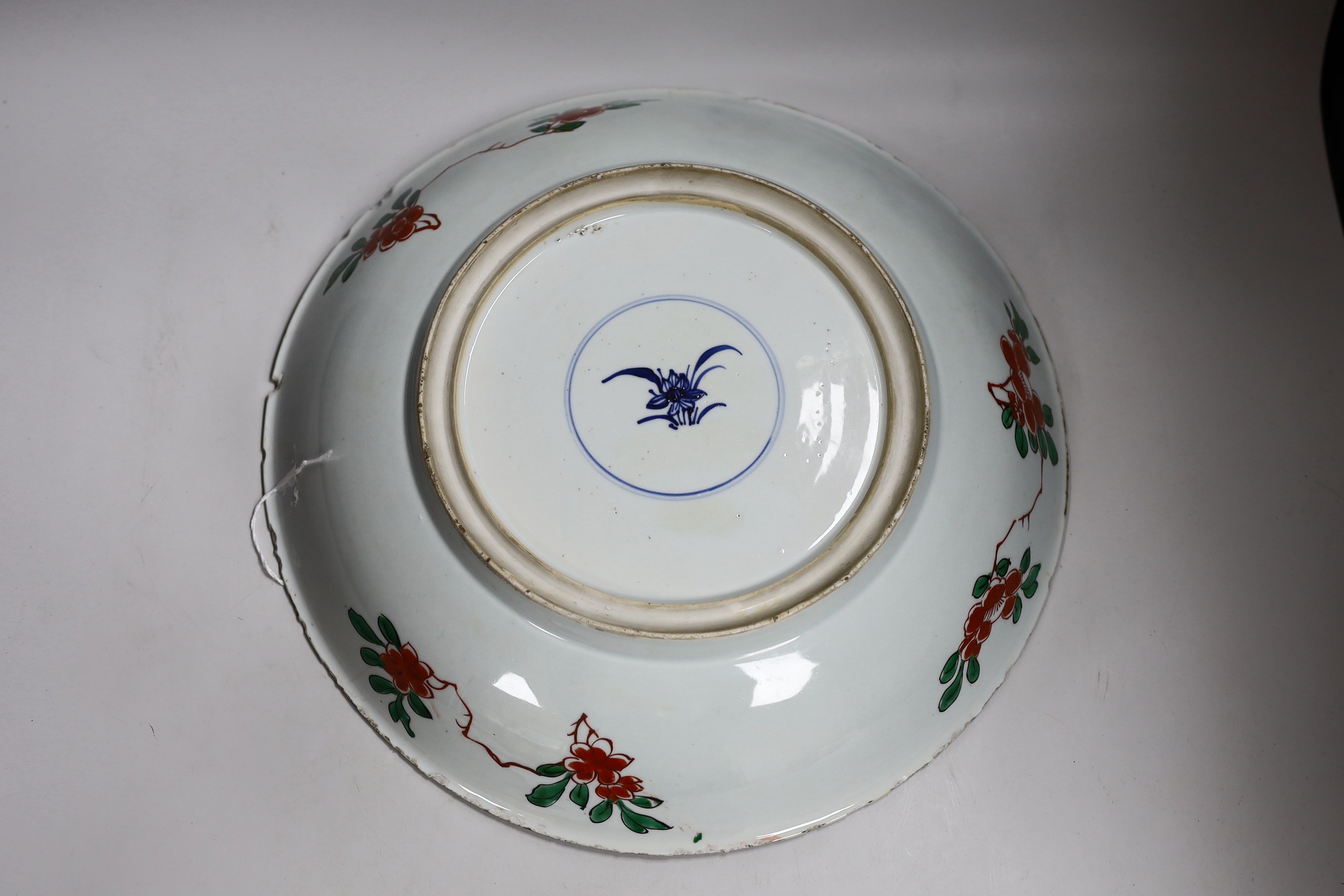 A Chinese famille verte charger, Kangxi period 38cm diameter